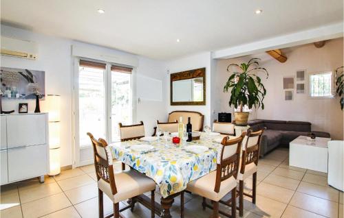 une cuisine et une salle à manger avec une table et des chaises dans l'établissement Gorgeous Home In Aubignan, à Aubignan