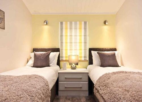 twee bedden naast elkaar in een slaapkamer bij Ribble Valley View in Langho