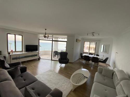 salon z kanapą i stołem w obiekcie Luxury apartment with sea view w mieście Mezitli