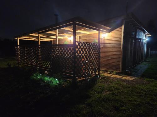 une cabane en bois avec des lumières allumées la nuit dans l'établissement Cabañas Entre copihues, à Osorno
