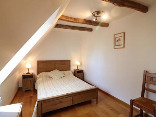 1 dormitorio con 1 cama y 2 lámparas en 2 mesas en Gîte Carlat, 4 pièces, 6 personnes - FR-1-742-428 