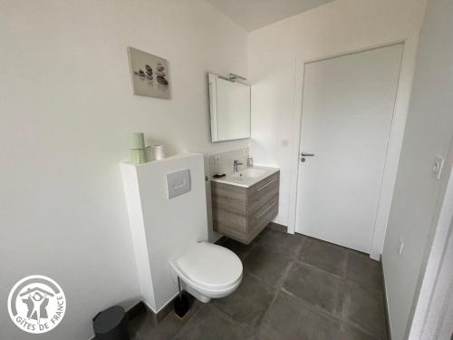 Koupelna v ubytování Maison PMR avec Jardin, 8 km de St-Gilles-Croix-de-Vie, 3 Chambres, Wifi et Vélos - FR-1-426-540