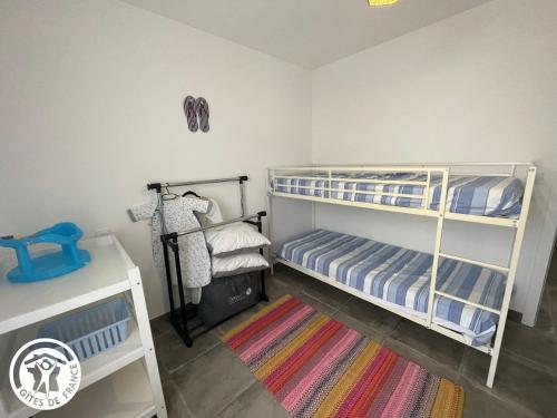 1 dormitorio con 2 literas y alfombra en Gîte Saint-Révérend, 4 pièces, 6 personnes - FR-1-426-540, en Saint-Révérend
