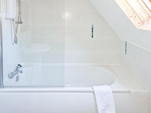 Baño blanco con bañera y lavamanos en Dartmoor 3, en Gunnislake