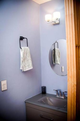 a bathroom with a sink and a mirror at Departamento Colima in La Paz