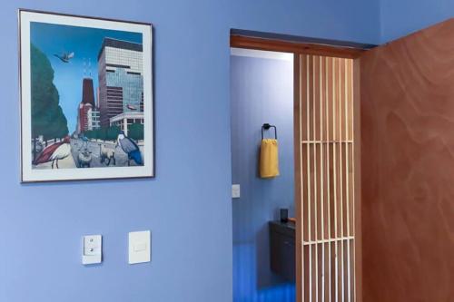 un pasillo con una foto de una ciudad en la pared en Departamento Colima, en La Paz