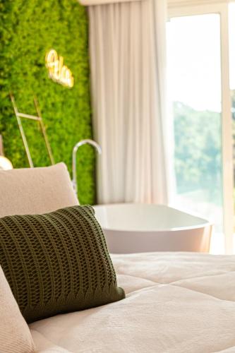 a bedroom with a bed with a tub and a window at Villa Toscana - Vale dos Vinhedos in Bento Gonçalves