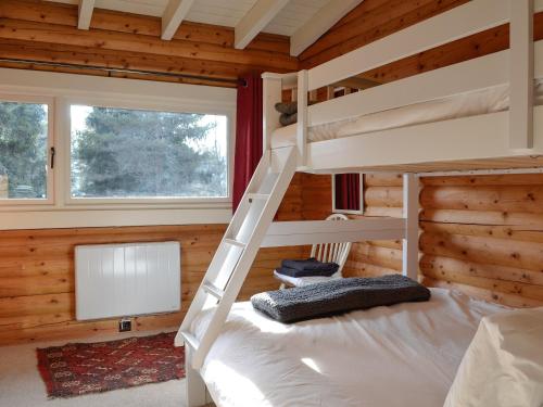 1 dormitorio con litera en una cabaña de madera en Glen Hideaway, en Balnald