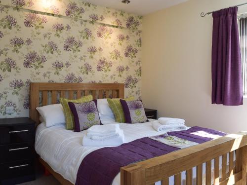 1 dormitorio con 1 cama con toallas en Conway Cottage en Pembroke