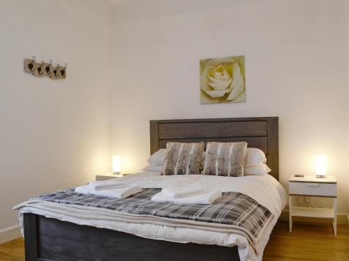 sypialnia z łóżkiem z 2 świecami w obiekcie Katellen Cottage w mieście Threlkeld