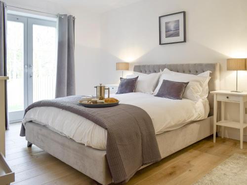 - une chambre avec un grand lit et une table dans l'établissement Kenmore Lodge, à Kenmore