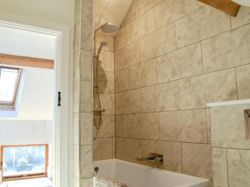 een badkamer met een douche en een bad bij The Hay Barn - Ukc4135 in Arlingham