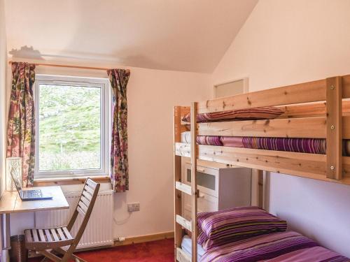 sypialnia z łóżkiem piętrowym i biurkiem w obiekcie Mission House w mieście Marvig