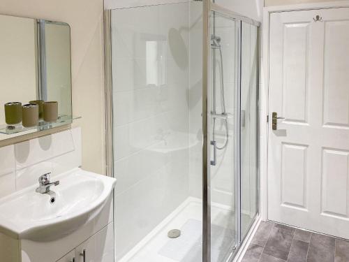 baño blanco con ducha y lavamanos en Deer Cottage 1 Uk39330 en Biddenden
