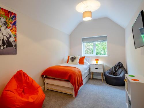 a small bedroom with a bed and a window at Hare Bee Bee in Stratford-upon-Avon