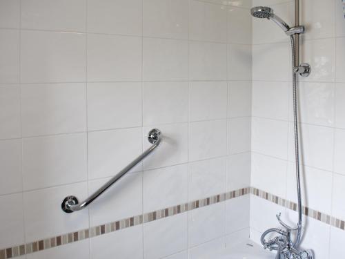 eine Dusche im Bad mit einer weiß gefliesten Wand in der Unterkunft Number 3 - Uk33333 in Newby
