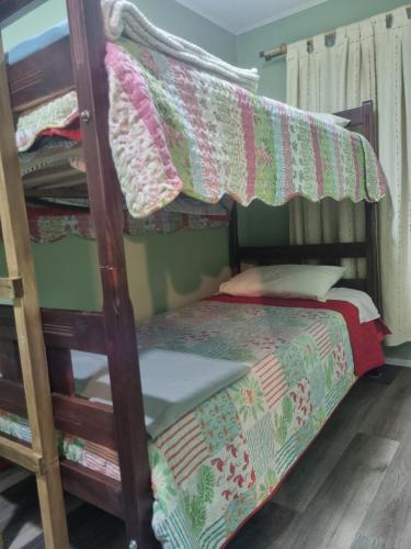 a bedroom with a bunk bed with a ladder at Casa completa in Castro