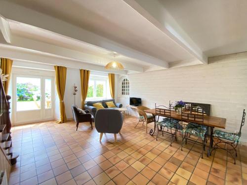 Televisyen dan/atau pusat hiburan di Charming Cottage near Mont St Michel Bay