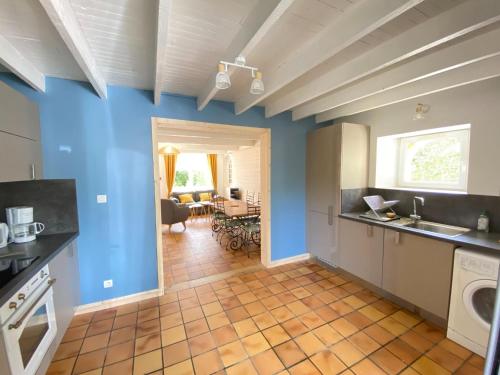 Dapur atau dapur kecil di Charming Cottage near Mont St Michel Bay