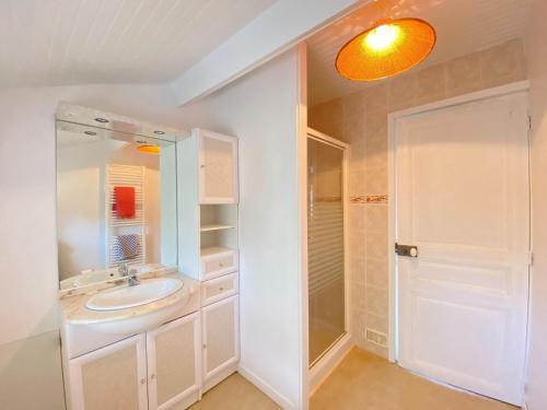 W łazience znajduje się umywalka i prysznic. w obiekcie Charming, quiet holiday home on the west coast of the Cotentin w mieście Bréhal