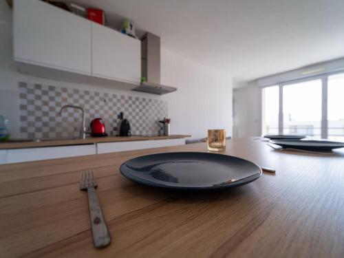 - une plaque de cuisson et une table en bois dans la cuisine dans l'établissement Appartement tout équipé climatisé Terrasse Hôpital de la Timone, à Marseille