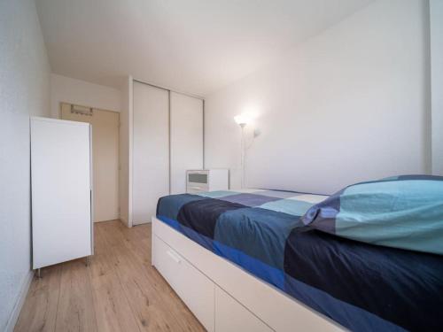 une chambre avec un lit avec une couverture bleue dans l'établissement Appartement tout équipé climatisé Terrasse Hôpital de la Timone, à Marseille