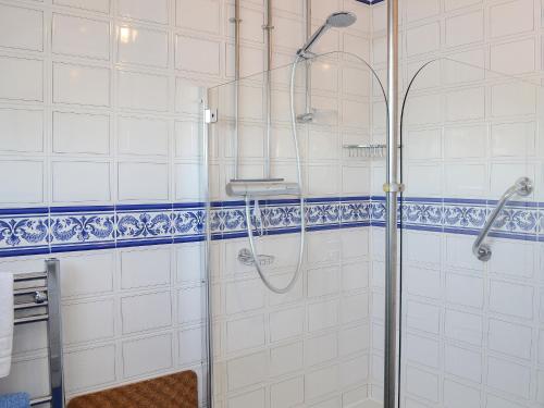 y baño con ducha y puerta de cristal. en St Enodoc, en Ullapool