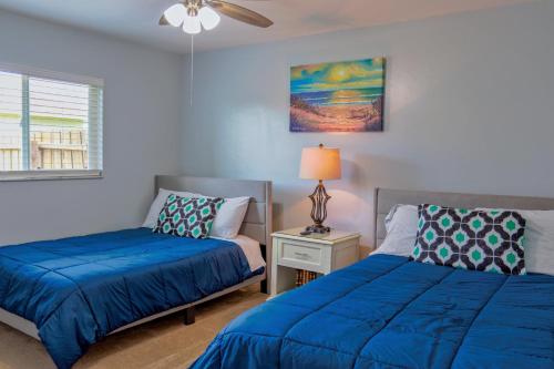 een slaapkamer met 2 bedden, een lamp en een raam bij Beautiful Pool Home with Sleeping for 8 for LovelyPeople in Cape Coral