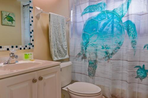 ein Bad mit einem WC und einem Duschvorhang in der Unterkunft Beautiful Pool Home with Sleeping for 8 for LovelyPeople in Cape Coral