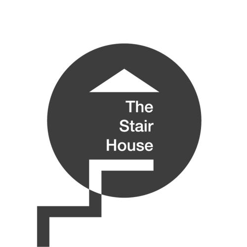 una imagen de un cartel con la escalera en The Stair House en Suwon