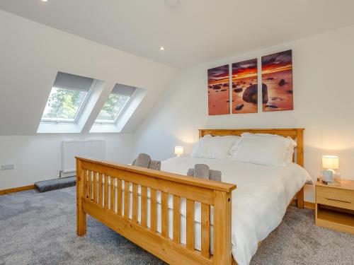 1 dormitorio con 1 cama grande y 2 ventanas en Auld Kirk Hall en Kirktown of Auchterless