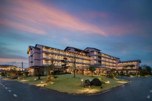 d'un grand bâtiment avec un parc dans l'établissement KOBI Onsen Resort Hue, à Hue