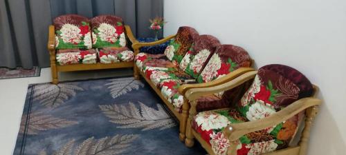 deux chaises assises l'une à côté de l'autre dans une pièce dans l'établissement Bambob Homestay and Car Rental, à Gambang