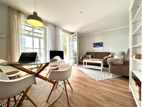 TV a/nebo společenská místnost v ubytování Traumwohnung mit Stadthafen-Panorama! Zwei Schlafzimmer, Parkplatz