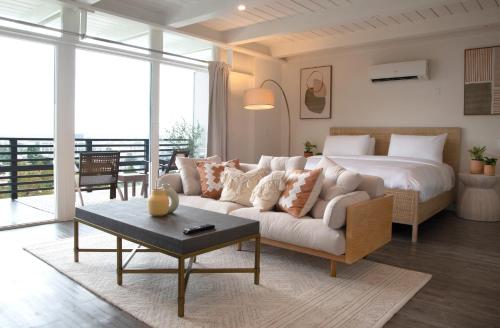 een woonkamer met een bed en een witte bank bij Hollywood Hills Hotel in Los Angeles