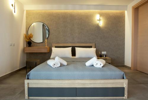 een slaapkamer met een bed met twee handdoeken erop bij Kiriakos Apartment in Kalamata