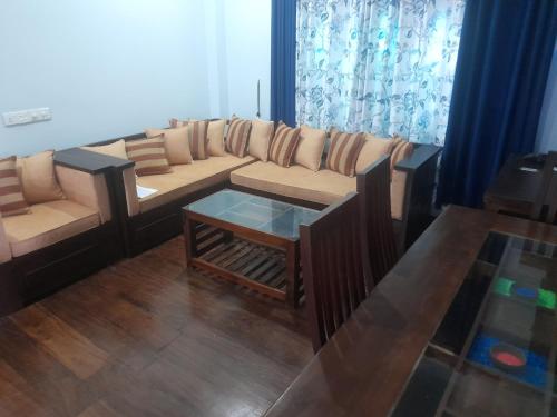 sala de estar con sofá y mesa en Chari Eco Bungalow, en Matara