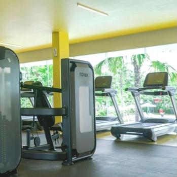 een fitnessruimte met diverse hometrainers en een loopband bij Salifa Rooms in Teko