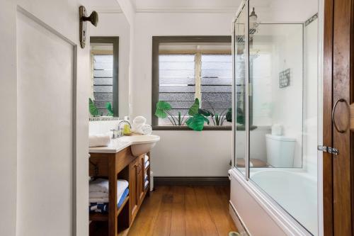 uma casa de banho com um lavatório e um chuveiro em Classical King Bed Home @ Edge hill; 5km to Cairns em Edge Hill
