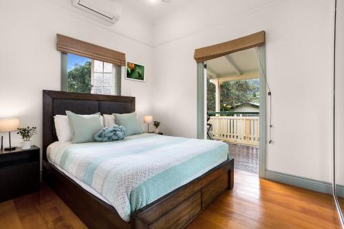 um quarto com uma cama e uma porta de vidro deslizante em Classical King Bed Home @ Edge hill; 5km to Cairns em Edge Hill