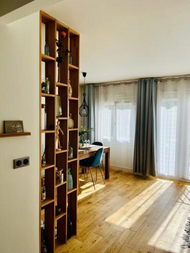 um quarto com uma secretária, uma mesa e uma estante de livros em Appartement cocooning em Villetaneuse
