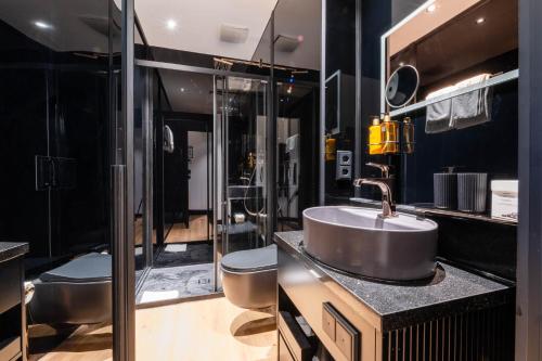 a bathroom with a sink and a shower at Hotel am Beatles-Platz in Hamburg