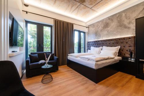 1 dormitorio con 1 cama, 1 sofá y 1 silla en Hotel am Beatles-Platz en Hamburgo