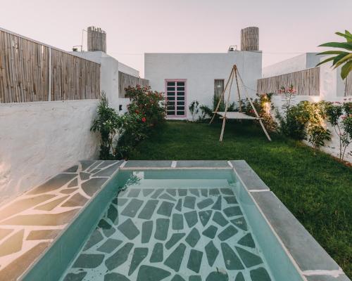 Bazén v ubytování The Luxe Pushkar - A Luxury Farmstay in Pushkar nebo v jeho okolí