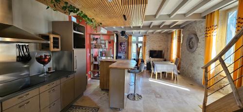 une cuisine avec un comptoir et une salle à manger dans l'établissement Locagites82, à Moissac