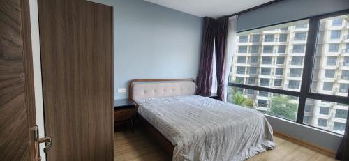 a bedroom with a bed and a large window at SEAVIEW FULL FURNISHED # FORESTCITY # Free WiFi in Kampong Pok Kechil