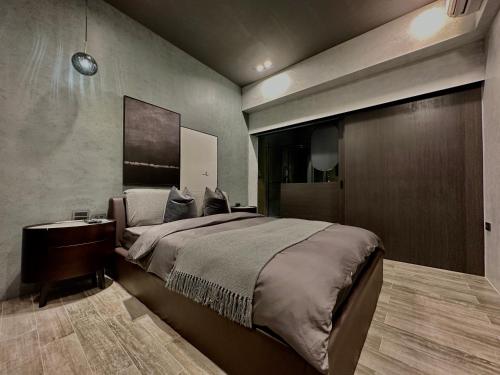 Ein Bett oder Betten in einem Zimmer der Unterkunft Here Hotel 宅這兒私宅-屏市B宅