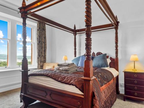 En eller flere senger på et rom på Pass the Keys Olive Tree Lovely Apartment with Sea Views