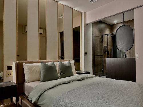 Ein Bett oder Betten in einem Zimmer der Unterkunft Here Hotel 宅這兒私宅-屏市B宅