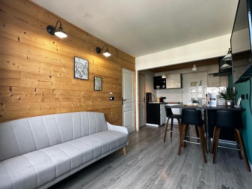 un salon avec un canapé et une cuisine dans l'établissement Etoile des neiges 2 min du centre, à Annecy